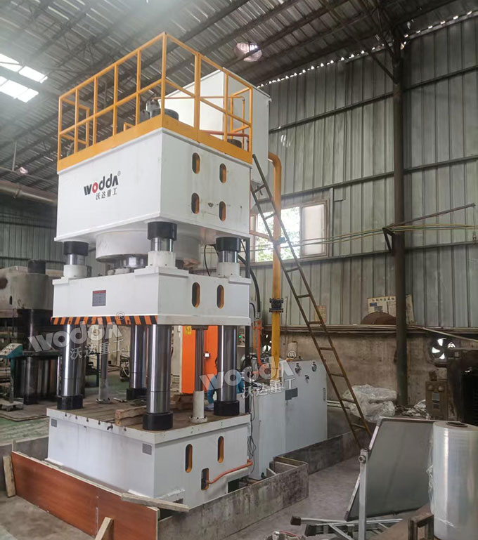 1600吨四柱液压机安装完成.jpg 1600吨四柱液压机安装完成.jpg