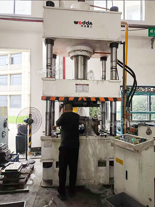 315吨四柱液压机 315吨四柱液压机