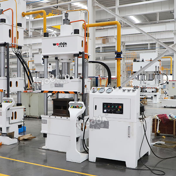 100吨三梁四柱液压机 100吨三梁四柱液压机