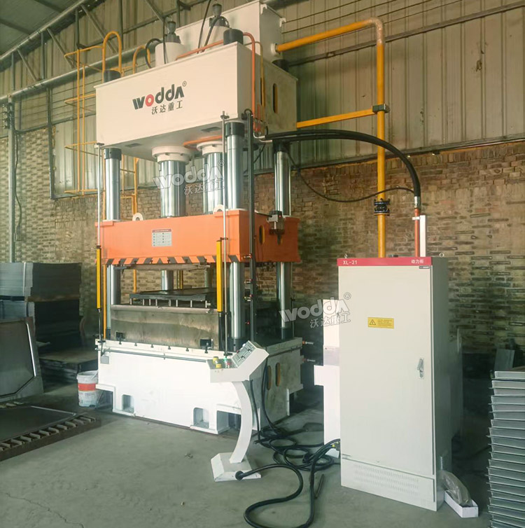 400吨四柱液压机.jpg 400吨四柱液压机.jpg